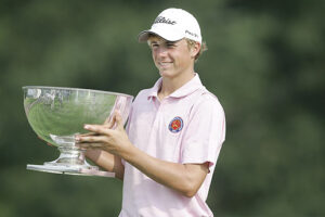 2009 Junior Amateur Champion Jordan Spieth hoists trophy by USGA/Steven Gibbons